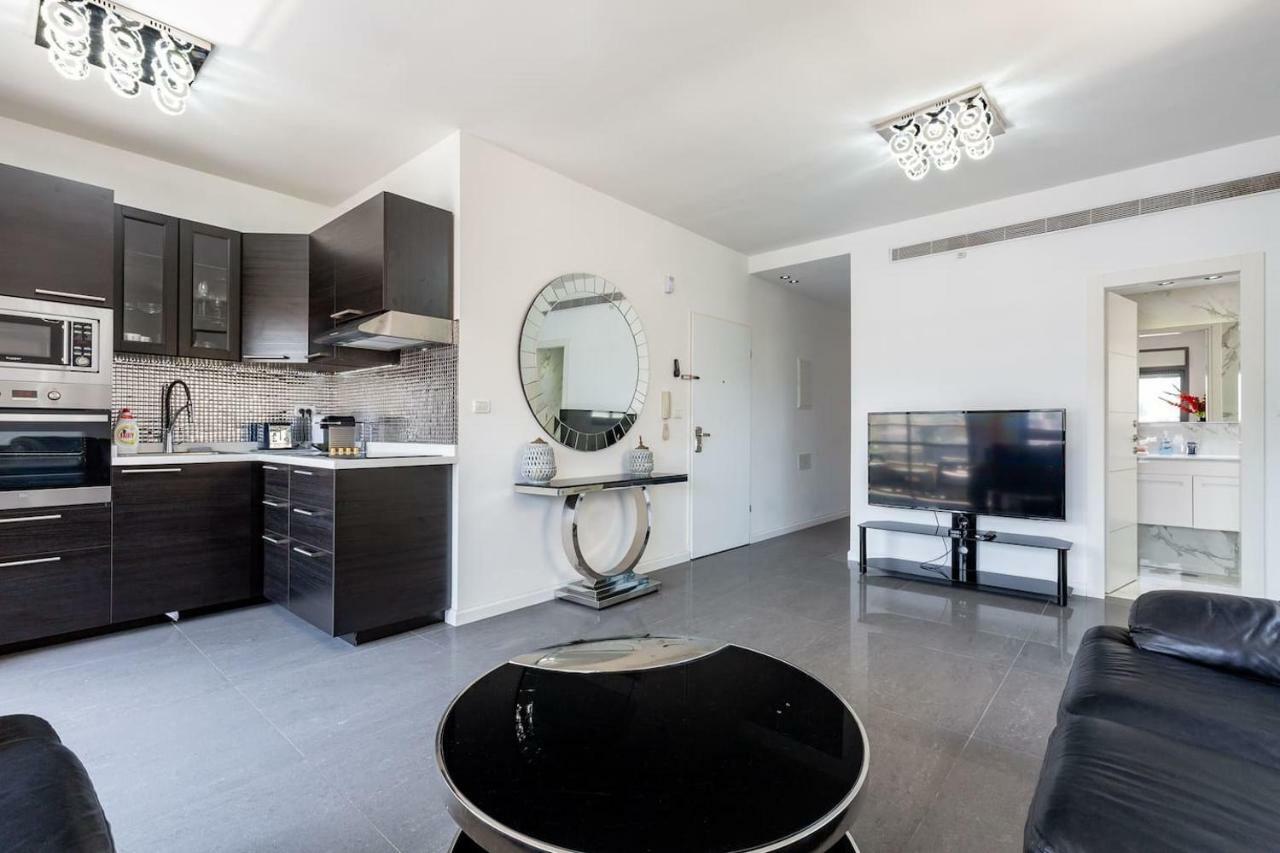 Lägenhet på 75 m² i Strandområde, med 2 sovrum och 2 badrum  Tel Aviv Exteriör bild