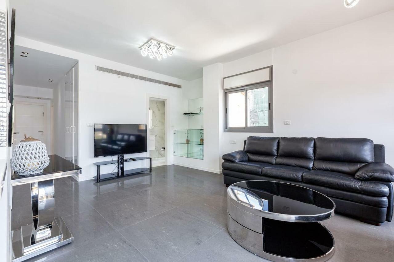 Lägenhet på 75 m² i Strandområde, med 2 sovrum och 2 badrum  Tel Aviv Exteriör bild